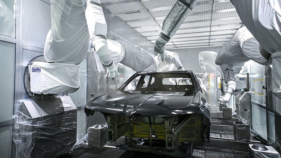 Die Lackiererei verzichtet auf Erdgas und läuft stattdessen mit Strom aus erneuerbaren Energien. Die Lackiererei verzichtet auf Erdgas und läuft stattdessen mit Strom aus erneuerbaren Energien.