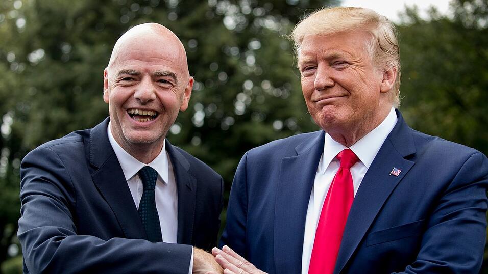 Selbst bei Trumps jüngstem Nahost-Gipfel in Ägypten war Infantino dabei. (Archivbild) Selbst bei Trumps jüngstem Nahost-Gipfel in Ägypten war Infantino dabei. (Archivbild)