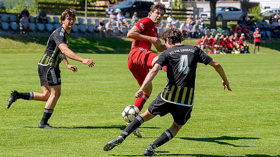 Auch in Kelheim will der FC-DJK Simbach (in schwarz-gelb) zum Sieg st&uuml;rmen und sich damit in der Tabelle verbessern.