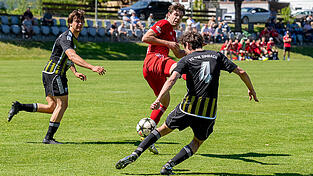 Auch in Kelheim will der FC-DJK Simbach (in schwarz-gelb) zum Sieg st&uuml;rmen und sich damit in der Tabelle verbessern.
