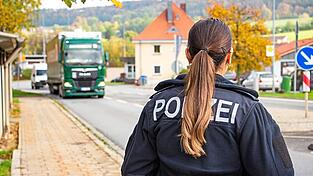 Nach den Ermittlungen der Staatsanwaltschaft Regensburg gehörte der Mann zu einer Schleusergruppe, die im August 2024 Menschen von Rumänien nach Deutschland brachte. (Symbolbild) Nach den Ermittlungen der Staatsanwaltschaft Regensburg gehörte der Mann zu einer Schleusergruppe, die im August 2024 Menschen von Rumänien nach Deutschland brachte. (Symbolbild)