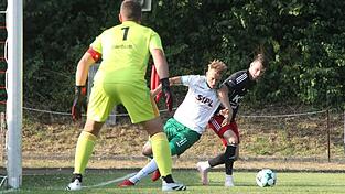 Die Osserbuam (in schwarz) hielten zwar gut dagegen, mussten sich dem Regionalligisten am Ende aber unglücklich geschlagen geben. Die Osserbuam (in schwarz) hielten zwar gut dagegen, mussten sich dem Regionalligisten am Ende aber unglücklich geschlagen geben.