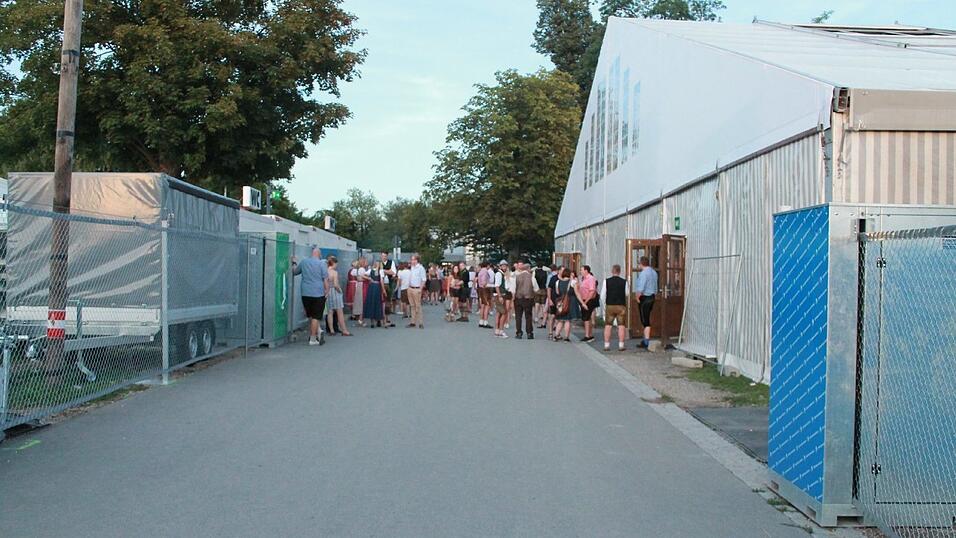 Abends kann es hier schon einmal rund gehen: Die sogenannte 'Klostra&szlig;e'.