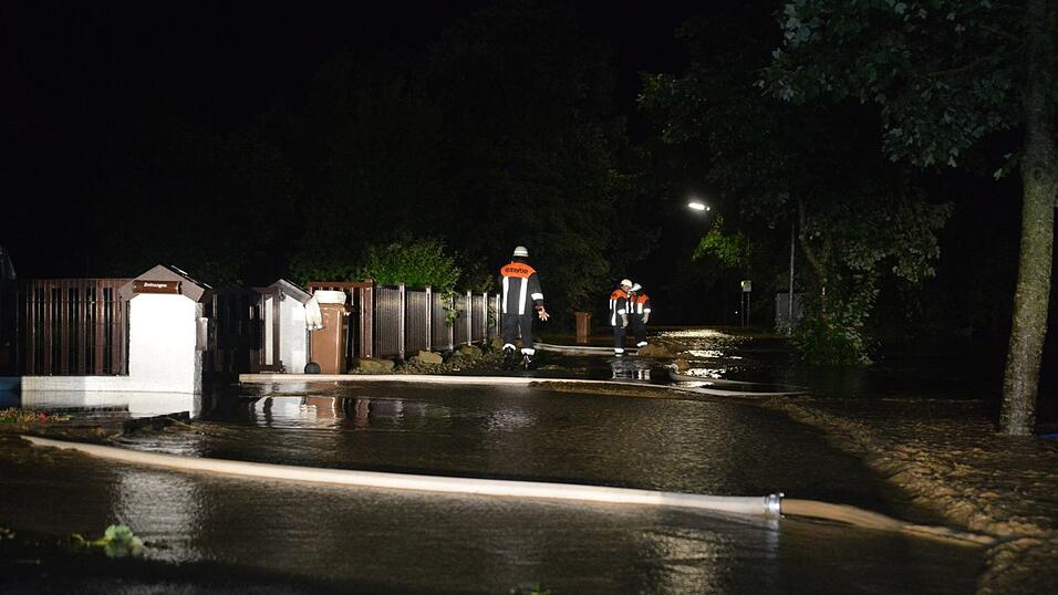 Auch im Landkreis Deggendorf waren die Feuerwehren die Nacht über im Dauereinsatz. Auch im Landkreis Deggendorf waren die Feuerwehren die Nacht über im Dauereinsatz.