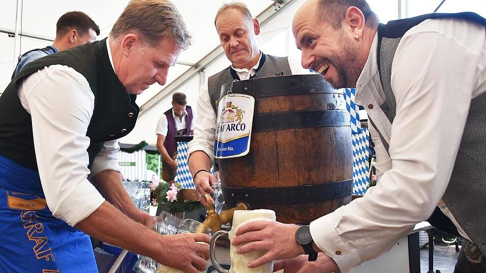 Schnell schäumten die Krüge voll. Schnell schäumten die Krüge voll.