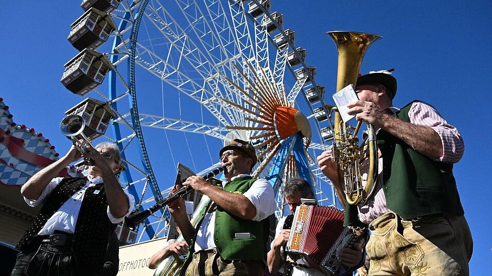 Das Oktoberfestgelände mit Riesenrad.