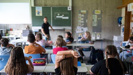 Ein Aushilfslehrer steht seit Mitte September vor seiner Klasse. Er unterrichtet, obwohl sein Vertrag auch eineinhalb Monate nach Schuljahresbeginn fehlt. Bezahlt wurde er bis heute nicht.