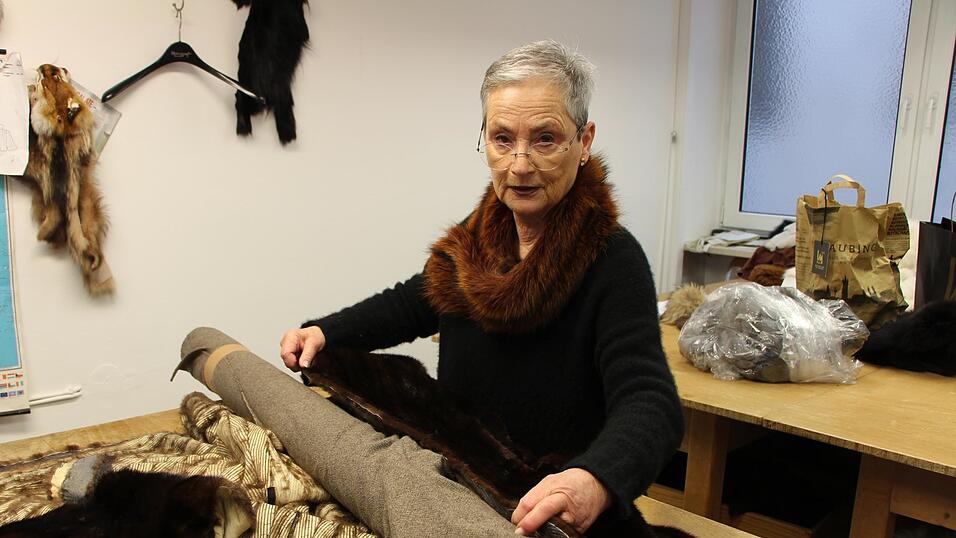 Im Atelier des Trachtengesch&auml;ftes Markgraf zeigt Co-Inhaberin Brigitte Jungbauer, wie aus einem alten Nerzmantel eine warme Decke entstehen soll.