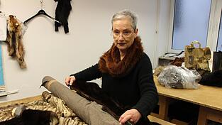 Im Atelier des Trachtengeschäftes Markgraf zeigt Co-Inhaberin Brigitte Jungbauer, wie aus einem alten Nerzmantel eine warme Decke entstehen soll. Im Atelier des Trachtengeschäftes Markgraf zeigt Co-Inhaberin Brigitte Jungbauer, wie aus einem alten Nerzmantel eine warme Decke entstehen soll.