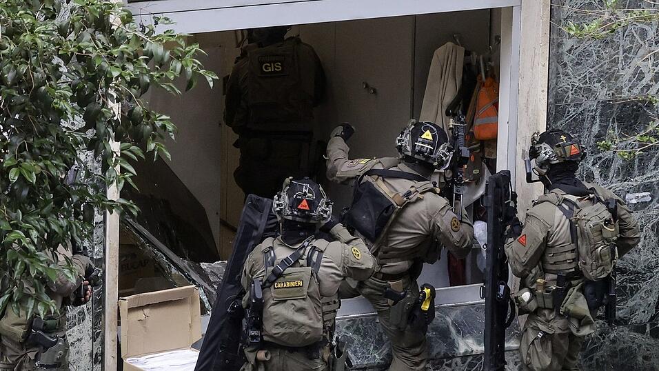 Eine Spezialeinheit der Carabinieri st&uuml;rmt w&auml;hrend eines &Uuml;berfalls eine Bank in Neapel.