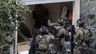 Eine Spezialeinheit der Carabinieri st&uuml;rmt w&auml;hrend eines &Uuml;berfalls eine Bank in Neapel.