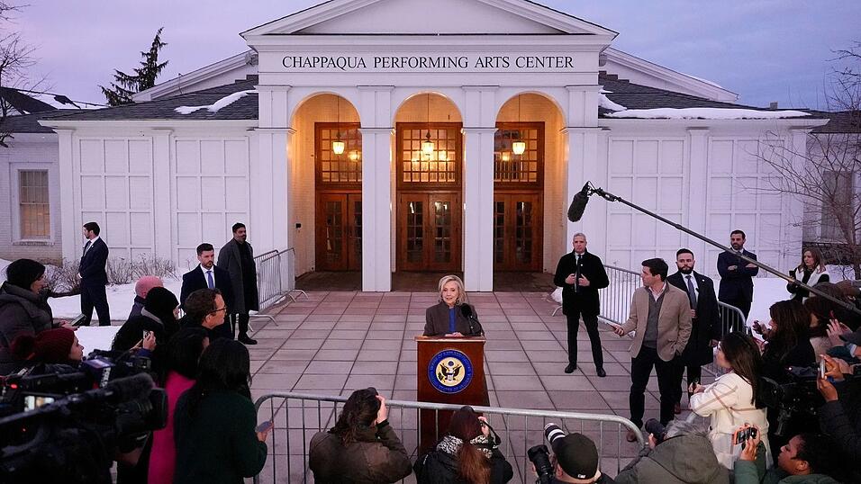 Sie habe Epstein nie getroffen, sagt die ehemalige Au&szlig;enministerin Hillary Clinton nach ihrer Befragung vor Journalisten.