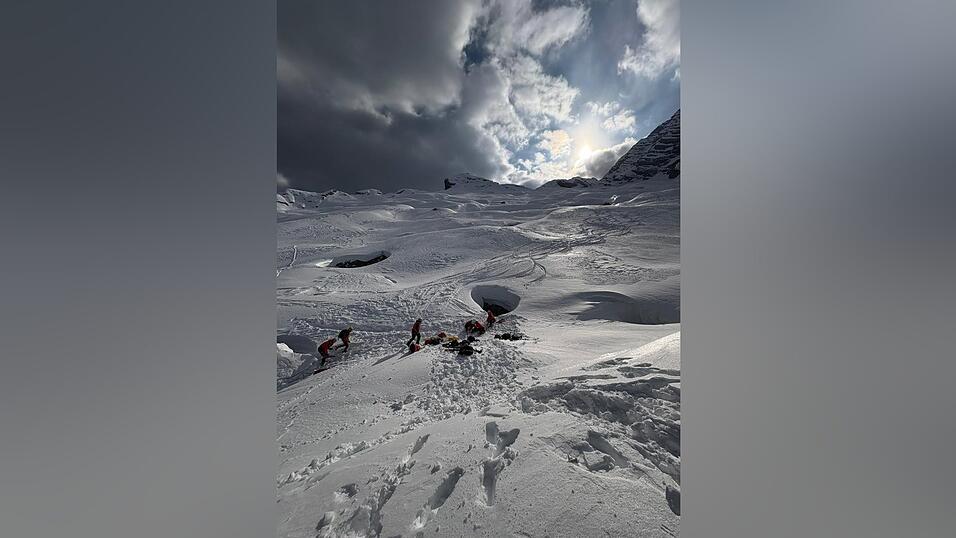 Aus einer Tiefe von 25 Metern mussten Retter einen Skitourengeher aus Bayern bergen
