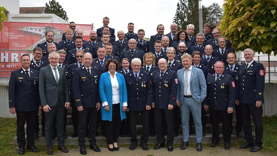 Sie wurden für ihren Einsatz bei den Feuerwehren in der Marktgemeinde geehrt. Sie wurden für ihren Einsatz bei den Feuerwehren in der Marktgemeinde geehrt.