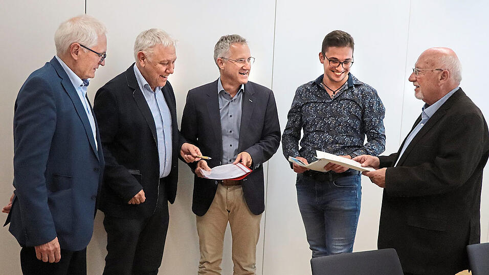 Berufsmäßiger Stadtrat Alois Lermer, Bürgermeister Dr. Albert Solleder, Prof. Dr. Sebastian Maier vom Klinikum, Klimaschutzmanager Thomas Schindlbeck und Bürgermeister Werner Schäfer.