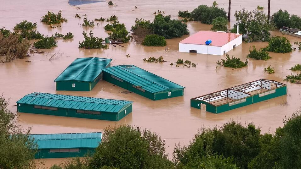 Der Atlantiksturm &laquo;Leonardo&raquo; hatte am Mittwoch und Donnerstag mit Starkregen und Orkanb&ouml;en &Uuml;berschwemmungen in Portugal und wie hier in S&uuml;dspanien ausgel&ouml;st.