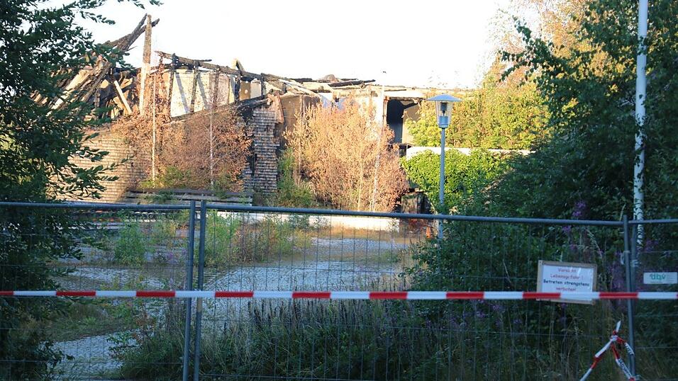 Das Gelände des abgebrannten Hotels ist derzeit komplett gesperrt. Das Gelände des abgebrannten Hotels ist derzeit komplett gesperrt.