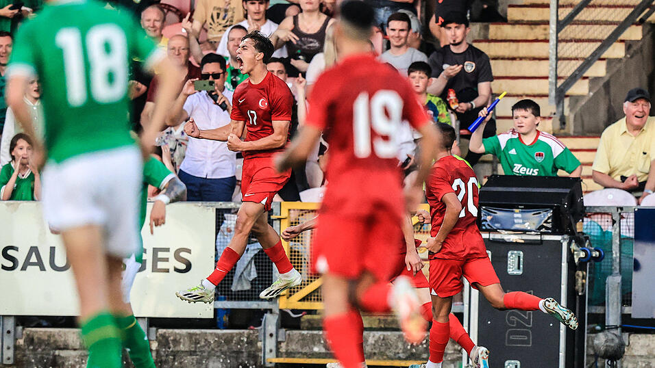 Kenan Yildiz (springend, hier bei einer U 21-Partie) l&auml;uft nun auch f&uuml;r die t&uuml;rkische A-Nationalmannschaft auf.