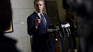 Mit ironischen Social-Media-Posts im Stil Trumps nutzt Gavin Newsom Humor als politische Waffe - und bringt damit frischen Wind in die Strategie der Demokraten. Mit ironischen Social-Media-Posts im Stil Trumps nutzt Gavin Newsom Humor als politische Waffe - und bringt damit frischen Wind in die Strategie der Demokraten.