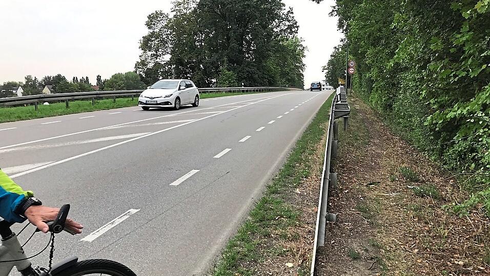 Hinter der Leitplanke gibt es einen vielgenutzten Trampelpfad, der weiter Richtung Kaufland f&uuml;hrt.