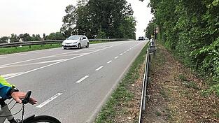 Hinter der Leitplanke gibt es einen vielgenutzten Trampelpfad, der weiter Richtung Kaufland führt. Hinter der Leitplanke gibt es einen vielgenutzten Trampelpfad, der weiter Richtung Kaufland führt.