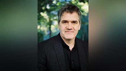 Der 54-jährige Matthias Ehlert aus Berlin hat Philosophie, Germanistik und Geschichte studiert. Er war Redakteur bei der FAZ, Chefredakteur der Netzeitung und Textchef des Architekturmagazins AD (Architectural Digest). Seit 2012 ist er stellvertretender Chefredakteur der Kunstzeitschrift 'Weltkunst'.