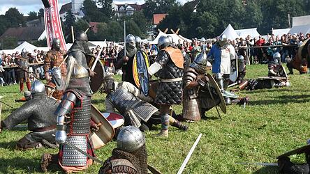 An jedem Festivaltag fand in der Arena eine wilde Feldschlacht statt, bei der die Krieger mit wildem Gebrüll aufeinander losstürmten.