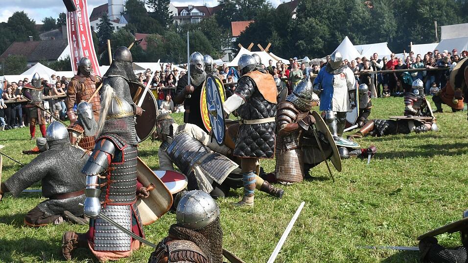 An jedem Festivaltag fand in der Arena eine wilde Feldschlacht statt, bei der die Krieger mit wildem Gebrüll aufeinander losstürmten. An jedem Festivaltag fand in der Arena eine wilde Feldschlacht statt, bei der die Krieger mit wildem Gebrüll aufeinander losstürmten.