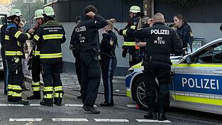 Ein brennendes Einfamilienhaus in München löst am frühen Morgen einen Großeinsatz von Polizei und Feuerwehr aus. (Symbolbild)