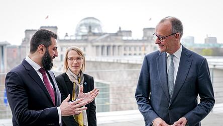 Syriens &Uuml;bergangspr&auml;sident Ahmed al-Scharaa (l.) wird von Bundeskanzler Friedrich Merz im Bundeskanzleramt empfangen.