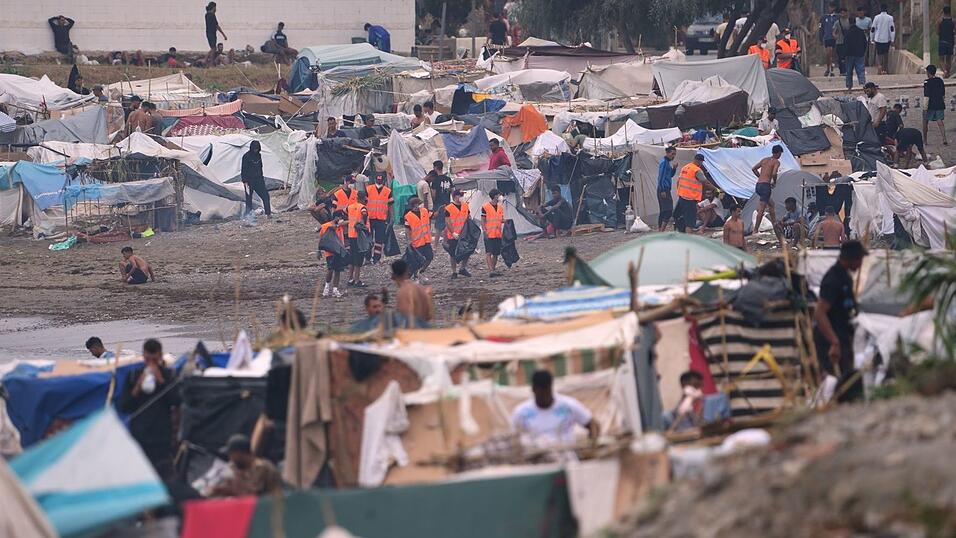 In Ceuta harren seit mehr als einem Monat rund 5.000 Migranten in der Hoffnung auf ein besseres Leben in Spanien aus. In Ceuta harren seit mehr als einem Monat rund 5.000 Migranten in der Hoffnung auf ein besseres Leben in Spanien aus.
