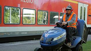 Seit 30 Jahren pflegt Karl Bürger den Bahnhof in seinem Heimatort Walpertskirchen. Dort mäht er beispielsweise regelmäßig den Rasen. Seit 30 Jahren pflegt Karl Bürger den Bahnhof in seinem Heimatort Walpertskirchen. Dort mäht er beispielsweise regelmäßig den Rasen.