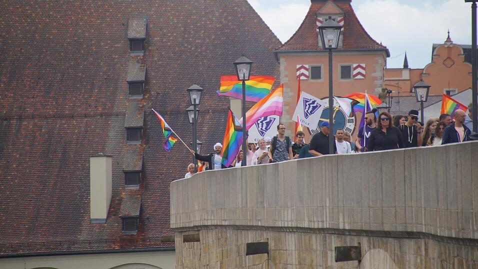 Ein langer Marsch &uuml;ber die Steinerne Br&uuml;cke.
