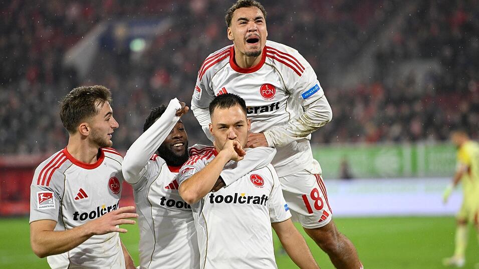 Die Nürnberger Spieler jubeln über den ersten Auswärtssieg.