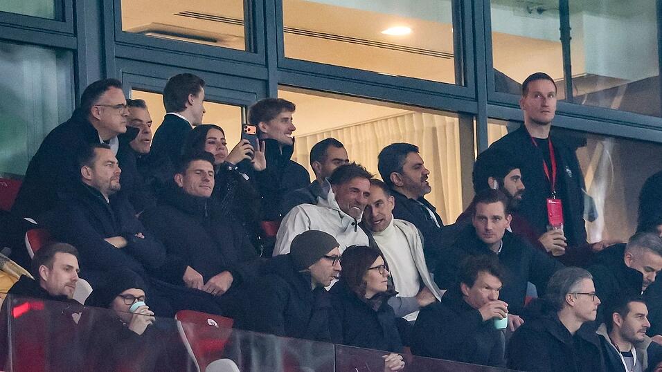 J&uuml;rgen Klopp, Global Sports Director Red Bull, und Oliver Mintzlaff, Gesch&auml;ftsf&uuml;hrer Red Bull, sitzen gemeinsam auf der Trib&uuml;ne.