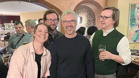 Der Landshuter OB-Kandidat der Gr&uuml;nen, Christoph Rabl (Zweiter von rechts), auf der Wahlparty der Gr&uuml;nen mit den Listenkandidaten Julia Oberland, Sebastian Br&ouml;ckner und Tobias Weger-Behl. Er rechnet sich bei der Stichwahl gegen CSU-Mann Thomas Haslinger gute Karten aus.