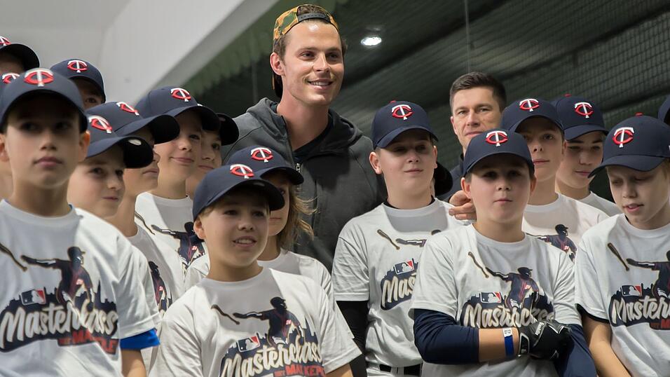 Baseball-Superstar Max Kepler war am Samstag zu Gast in Regensburg. Baseball-Superstar Max Kepler war am Samstag zu Gast in Regensburg.