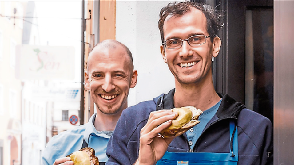 Vor f&uuml;nf Jahren haben Tobias G&ouml;tz (links) und Josef Gusel 'Karls Leberkas' gegr&uuml;ndet. Mittlerweile ist Josef nicht mehr dabei, er lebt jetzt in Afrika.