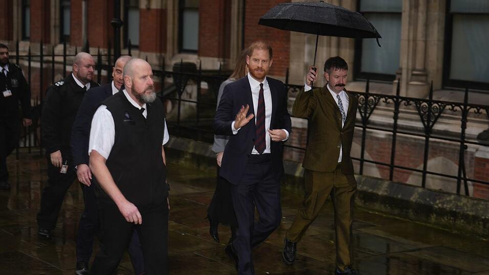 Prinz Harry trifft vor seiner Zeugenaussage in der Klage gegen die &laquo;Daily Mail&raquo; am Gericht in London ein.