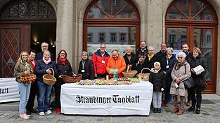 Prominente ehrenamtliche Sammler unter anderem aus Stadtrat und Vereinen mit Tagblatt-Verleger Prof. Martin Balle (Mitte) und Caritas-Gesch&auml;ftsf&uuml;hrerin Angellika Schebelle (4.v.r.).