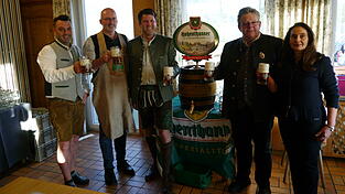 Ein Prosit f&uuml;r ein gelungenes und friedliches Volksfest: (von links) Markus Seiler, Andreas Strau&szlig;, Johannes Rauchenecker, und Neu-Festwirt Horst Heppenheimer mit Gattin.