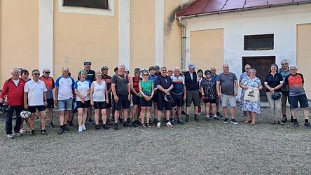 Die Radfahrergruppe zusammen mit Bürgermeister Václav Bernard und der Vorsitzenden der Bürgervereinigung Tanaberk, Martina Paiserová, vor der Wallfahrtskirche St. Anna. Die Radfahrergruppe zusammen mit Bürgermeister Václav Bernard und der Vorsitzenden der Bürgervereinigung Tanaberk, Martina Paiserová, vor der Wallfahrtskirche St. Anna.