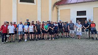Die Radfahrergruppe zusammen mit Bürgermeister Václav Bernard und der Vorsitzenden der Bürgervereinigung Tanaberk, Martina Paiserová, vor der Wallfahrtskirche St. Anna. Die Radfahrergruppe zusammen mit Bürgermeister Václav Bernard und der Vorsitzenden der Bürgervereinigung Tanaberk, Martina Paiserová, vor der Wallfahrtskirche St. Anna.