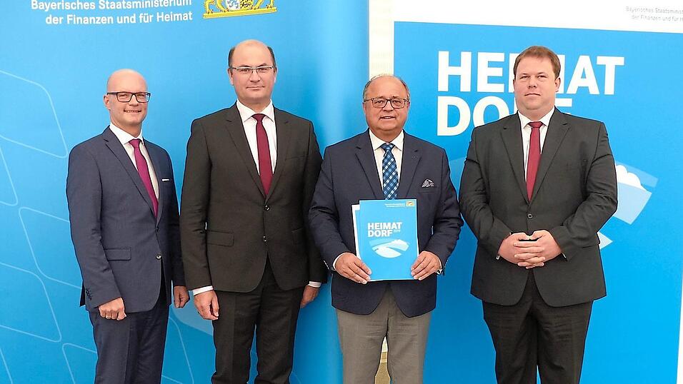 'Gütesiegel Heimatdorf 2019'. Schorndorfs Bürgermeister Max Schmaderer mit Staatsminister Albert Füracker, Thomas Unger sowie Bezirksheimatpfleger Dr. Tobias Appl. 'Gütesiegel Heimatdorf 2019'. Schorndorfs Bürgermeister Max Schmaderer mit Staatsminister Albert Füracker, Thomas Unger sowie Bezirksheimatpfleger Dr. Tobias Appl.