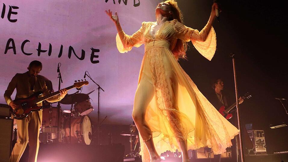 In „Everybody Scream“ dreht sich vordergründig viel um Magie und Hexerei. In „Everybody Scream“ dreht sich vordergründig viel um Magie und Hexerei.