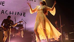 In „Everybody Scream“ dreht sich vordergründig viel um Magie und Hexerei. In „Everybody Scream“ dreht sich vordergründig viel um Magie und Hexerei.