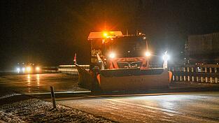 Zwei Winterdienstfahrzeuge streuten den Bereich der Unfallstelle. Dies gab den Rettungskr&auml;ften mehr Sicherheit, ihren Einsatz durchzuf&uuml;hren, wie es in der Mitteilung hie&szlig;. (Symbolbild)