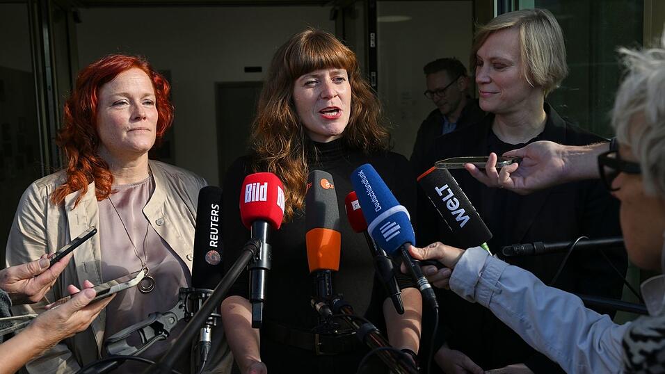 Die Parteivorsitzenden Bettina K&ouml;nig (SPD, l-r), Kerstin Wolter (Die Linke) und Nina Stahr (B&uuml;ndnis 90/Die Gr&uuml;nen) haben gemeinsam mit anderen Vertretern ihrer Parteien &uuml;ber Antisemitismus beraten.