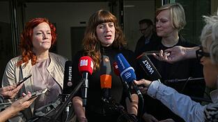 Die Parteivorsitzenden Bettina K&ouml;nig (SPD, l-r), Kerstin Wolter (Die Linke) und Nina Stahr (B&uuml;ndnis 90/Die Gr&uuml;nen) haben gemeinsam mit anderen Vertretern ihrer Parteien &uuml;ber Antisemitismus beraten.