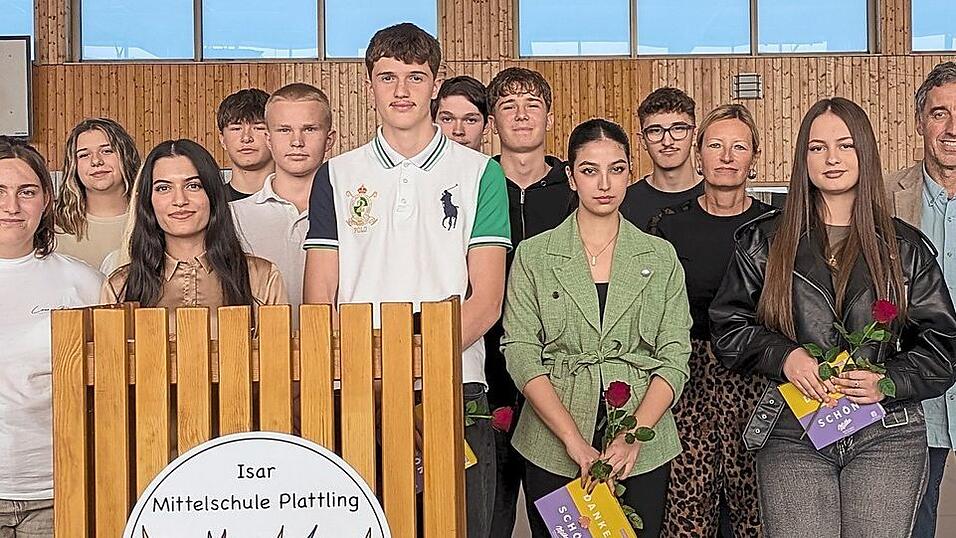Gruppenbild mit Sch&uuml;lersprechern: Azem Gashi (vo. M.), Elena Noozei (7.v.r.) und Dajana Lleski (4.v.r) inmitten des Presseteams der 'Woche der Demokratie'